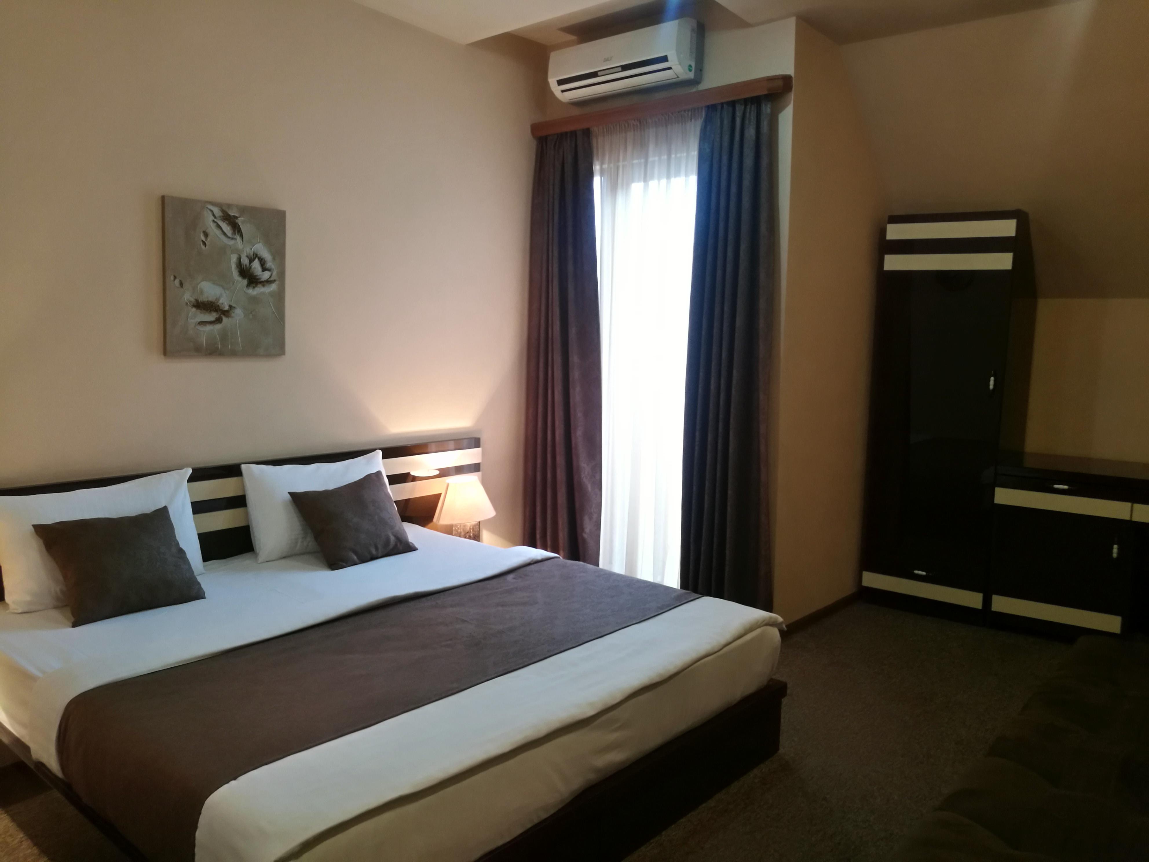 Hotel Diplomat Тбилиси Екстериор снимка