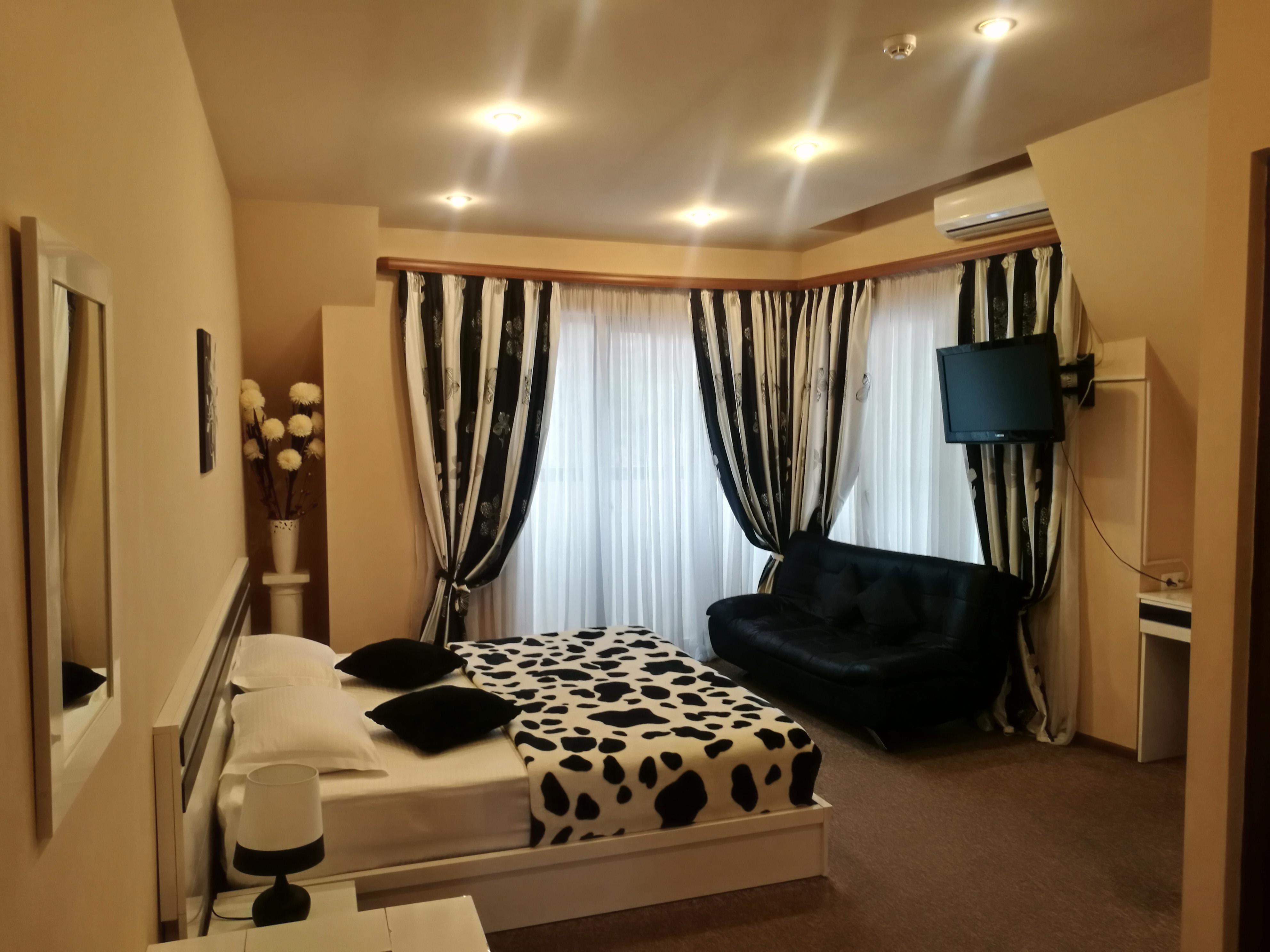 Hotel Diplomat Тбилиси Екстериор снимка