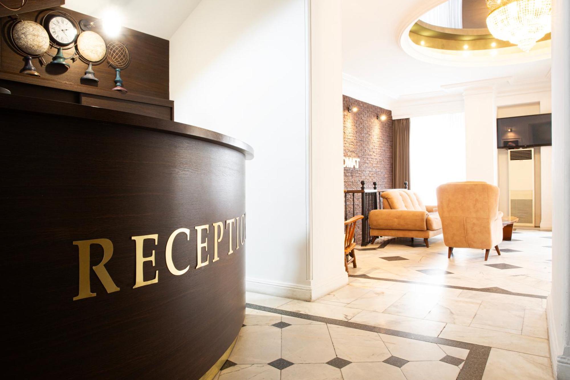 Hotel Diplomat Тбилиси Екстериор снимка