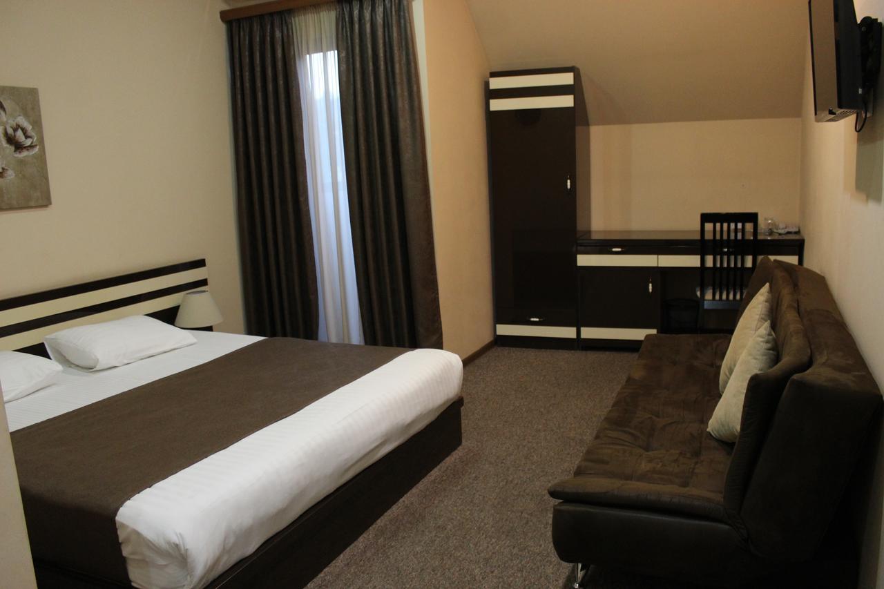 Hotel Diplomat Тбилиси Екстериор снимка