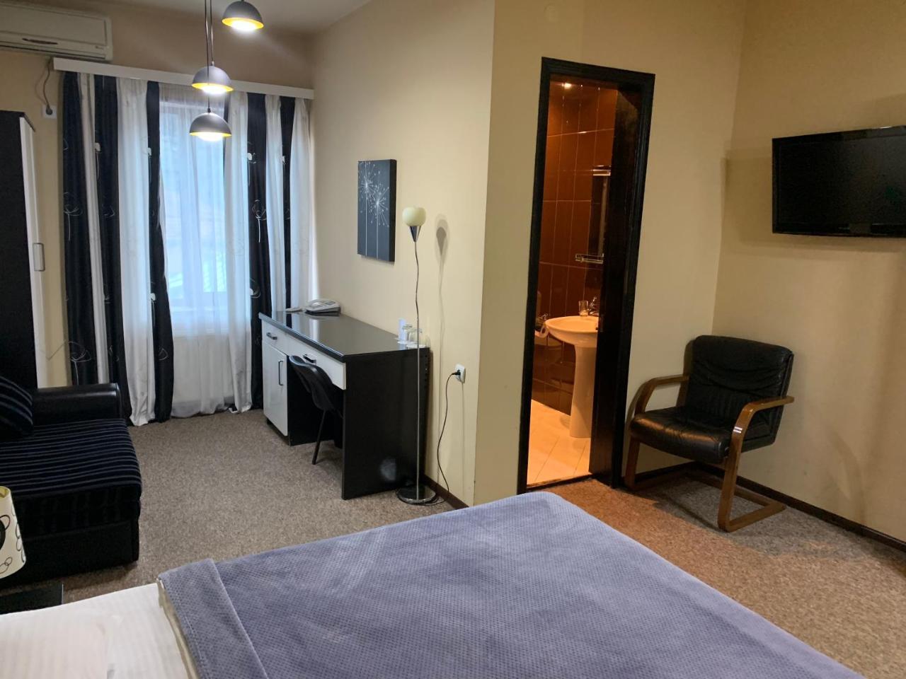 Hotel Diplomat Тбилиси Екстериор снимка
