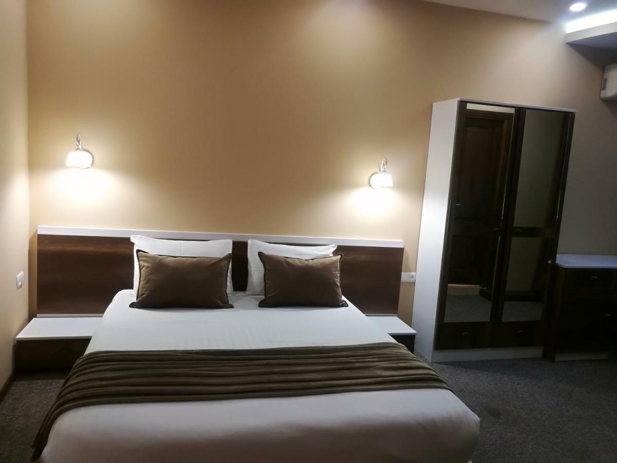 Hotel Diplomat Тбилиси Екстериор снимка